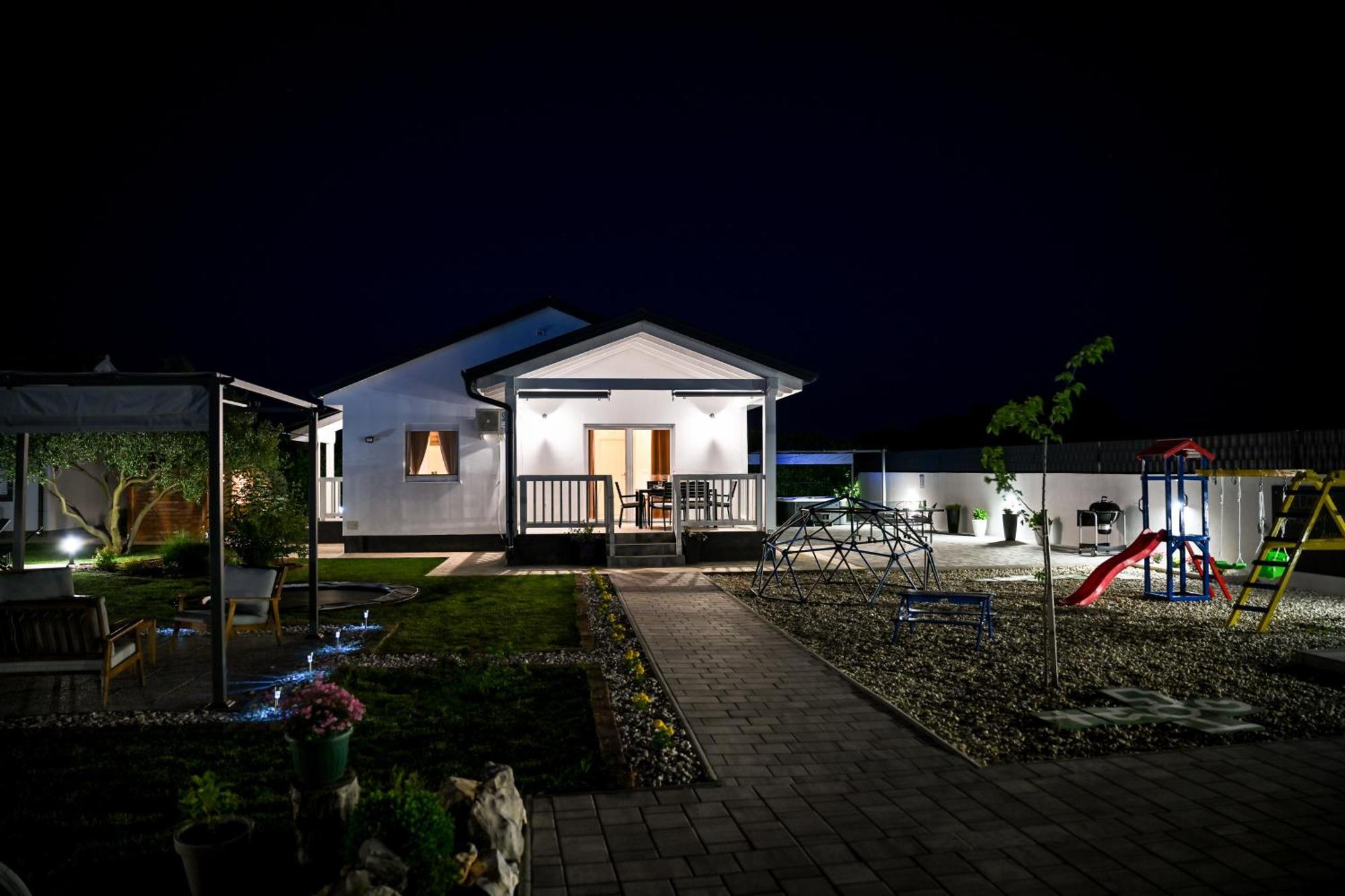 Holiday Home Aprilis With Pool, Jacuzzi And Sauna Galovac  Exterior foto